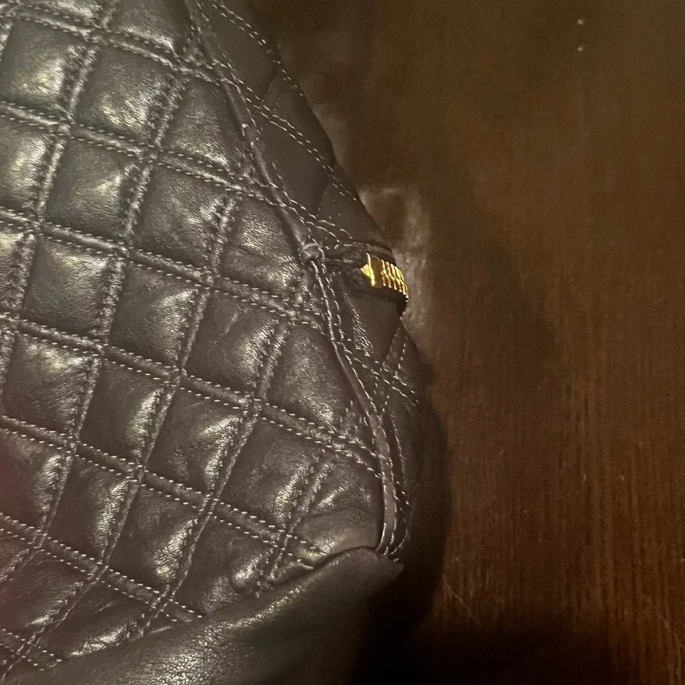 Marc Jacobs quilted black leather handbag in great condition. Gold hardware. - Picture 9 of 14